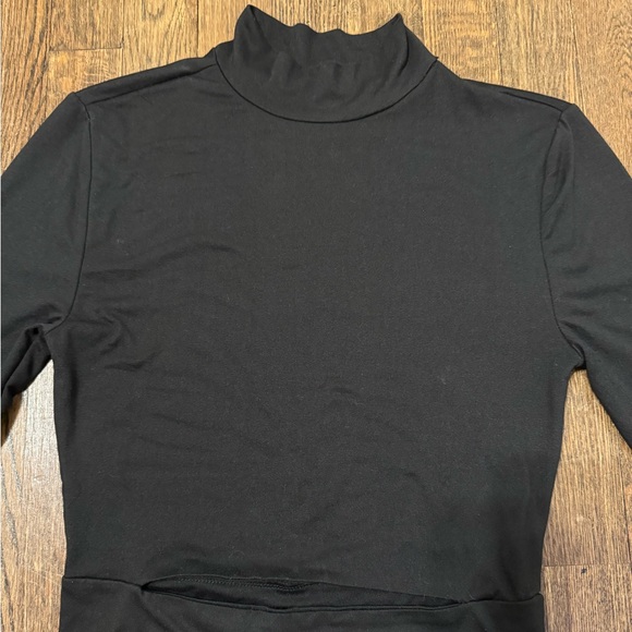 black mock neck cropped long sleeve!🖤 - Picture 2 of 4